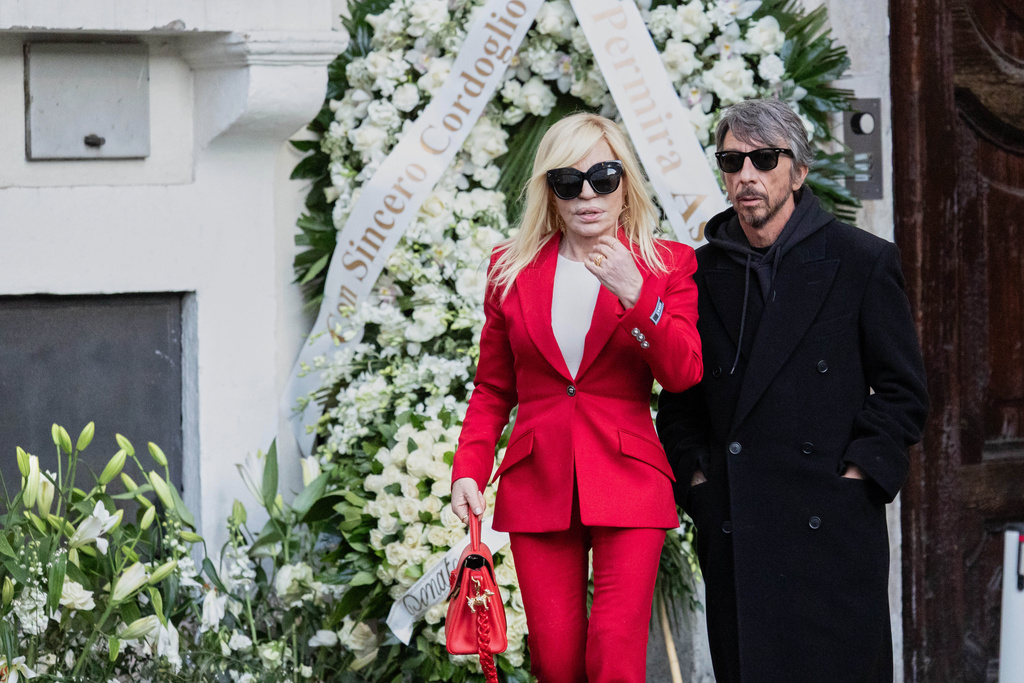 Donatella Versace, and former creative director of Valentino Pierpaolo Piccioli, right, pay their respects at the lying in state of fashion designer Valentino Garavani at the Valentino Garavani e Giancarlo Giammetti Foundation headquarters in central Rome, Thursday, Jan. 22 2026. (Mauro Scrobogna/LaPresse via AP)