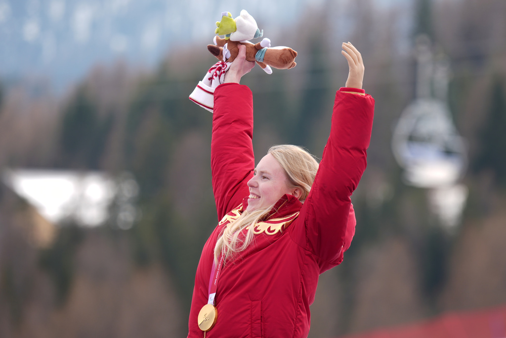 Varvara Voronchikhina, of Russia, smiles on the podium after winning the gold medal in the alpine skiing women's super-G standing at the 2026 Winter Paralympics, in Cortina d'Ampezzo, Italy, Monday, March 9, 2026. (AP Photo/Emilio Morenatti)