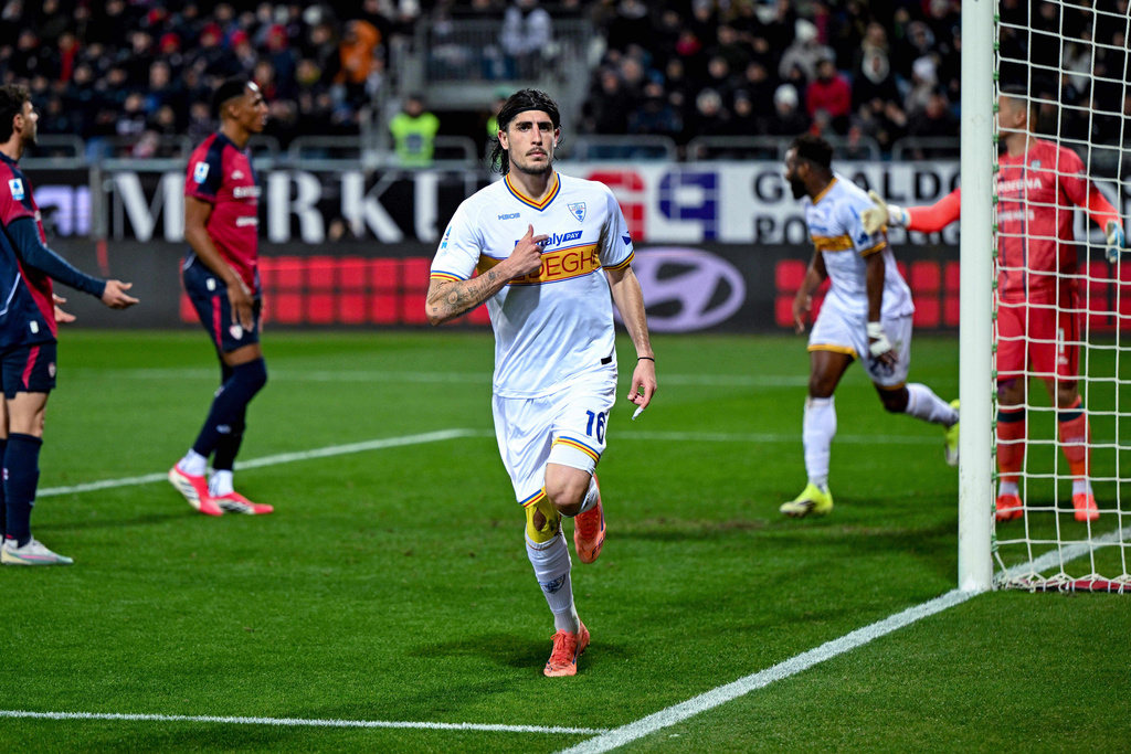 Lecce's Omri Gandelman celebrates after scoring a goal during the Serie A soccer match between Cagliari Calcio and Lecce in Cagliari, Italy, Monday, Feb. 16, 2026. (Gianluca Zuddas/LaPresse via AP)