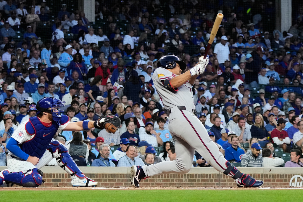 Atlanta Braves' Drake Baldwin, right, hits a single during the first inning of a baseball game against the Chicago Cubs in Chicago, Monday, Sept. 14, 2026. (AP Photo/Nam Y. Huh)