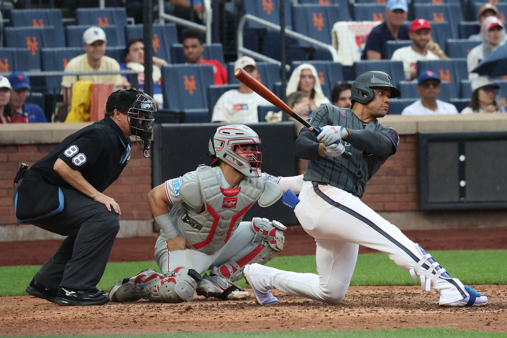 New York Mets' Juan Soto hits a triple during the seventh inning of a baseball game against the Philadelphia Phillies, Saturday, June 27, 2026, in New York. (AP Photo/Heather Khalifa)