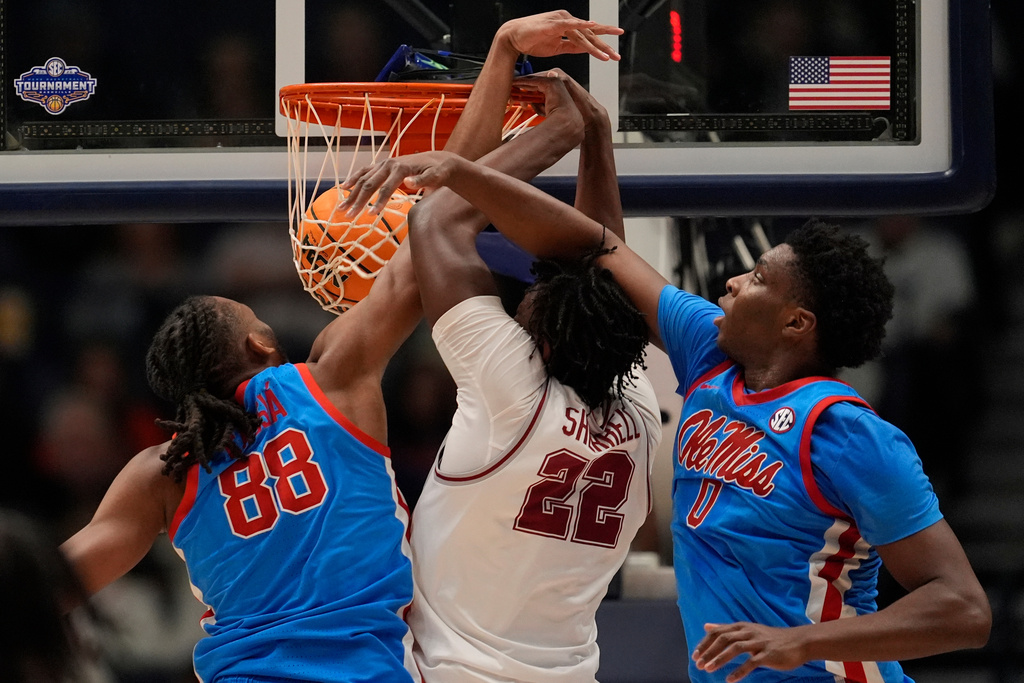Alabama forward Aiden Sherrell (22) dunks against Mississippi during the first half of an NCAA college basketball game in the quarterfinal round of the Southeastern Conference tournament, Friday, March 13, 2026, in Nashville, Tenn. (AP Photo/George Walker IV)