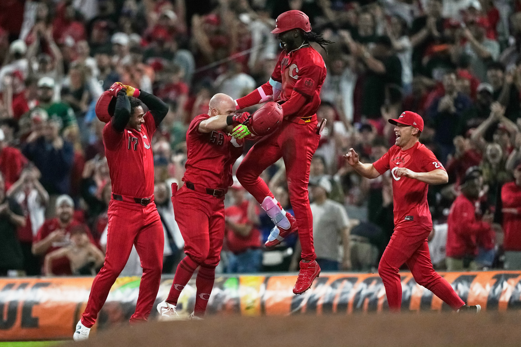 Cincinnati Reds from left, Dane Myers, Blake Dunn, Elly de la Cruz, and TJ Friedl, celebrate Blake Dunn's walk off single to score Spencer Steer to win in the eleventh inning of the second baseball game of a doubleheader against the St. Louis Cardinals in Cincinnati, Saturday, May 23, 2026. (AP Photo/Carolyn Kaster)
