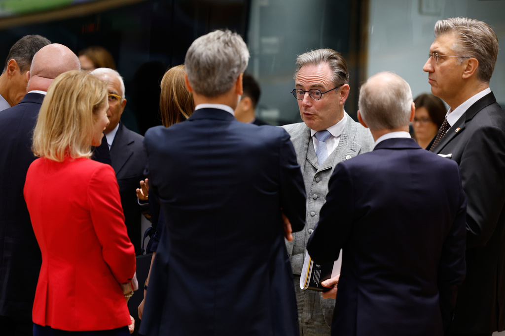 Belgium's Prime Minister Bart De Wever, center, speaks with European Union foreign policy chief Kaja Kallas, third left, Netherland's Prime Minister Dick Schoof, center left, and Croatia's Prime Minister Andrej Plenkovic, right, during a round table meeting at an EU Summit in Brussels, Thursday, Oct. 23, 2025. (AP Photo/Geert Vanden Wijngaert)