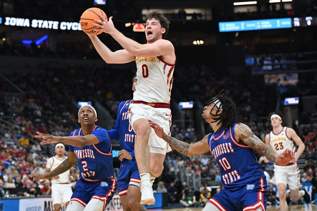 Iowa State's Nate Heise (0) heads to the basket between Tennessee State's Travis Harper II (2) and Dante Harris (10) during the first half in the first round of the NCAA college basketball tournament, Friday, March 20, 2026, in St. Louis. (AP Photo/Ali Overstreet)