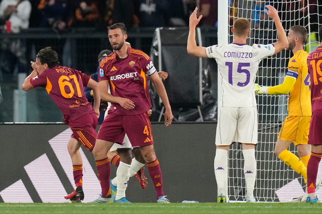 Roma's Niccolo Pisilli, left, celebrates after scoring his side's fourth goal during the Italian Serie A soccer match between Roma and Fiorentina in Rome, Monday, May 4, 2026. (AP Photo/Gregorio Borgia)