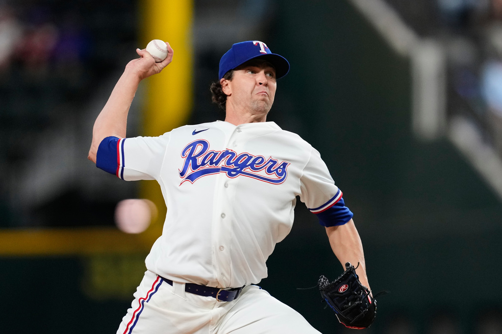 Texas Rangers pitcher Jacob Degrom throws to the Pittsburgh Pirates in the first inning of a baseball game Thursday, April 23, 2026, in Arlington, Texas. (AP Photo/Tony Gutierrez)