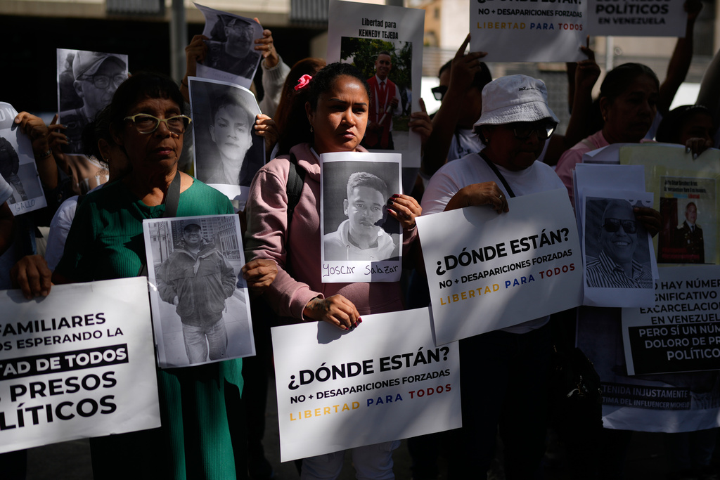 Relatives of detainees and human rights activists rally outside the Attorney General's Office in Caracas, Venezuela, Tuesday, Jan. 20, 2026, calling for the release of people they consider to be detained for political reasons. (AP Photo/Ariana Cubillos)