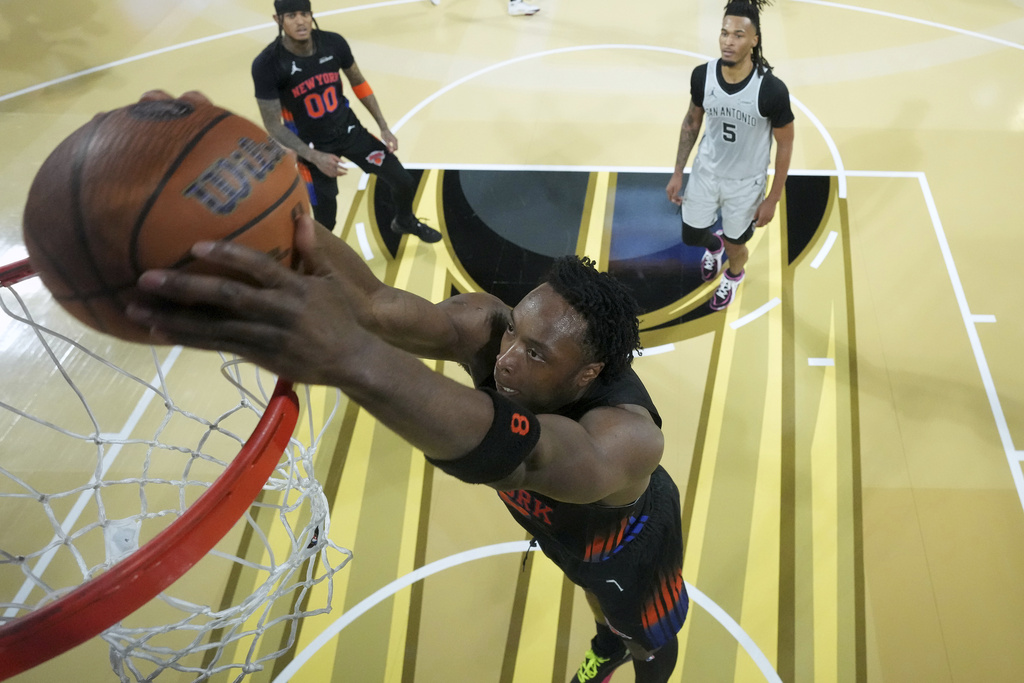 New York Knicks forward Og Anunoby (8) dunks the ball against the San Antonio Spurs during an NBA Cup championship basketball game, Tuesday, Dec. 16, 2025, in Las Vegas. (Kirby Lee/Pool Photo via AP)