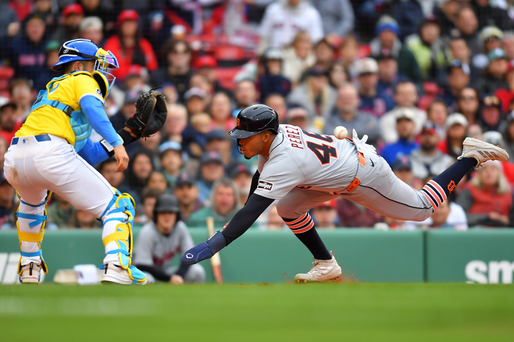 Detroit Tigers' Wenceel Pérez (46) scores on a sacrifice fly by Jake Rogers as Boston Red Sox catcher Connor Wong, left, waits for the ball in the fourth inning of a baseball game, Saturday, April 18, 2026, in Boston. (AP Photo/Steven Senne)