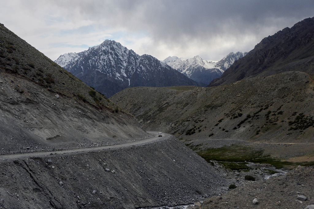 A vehicle drives through a dusty track leading to the venue of the three-day annual Shandur Polo Festival in Shandur Pass, in the Ghizer district of Gilgit-Baltistan, northern Pakistan, Wednesday, June 10, 2026. (AP Photo/Zubair Abbasi)