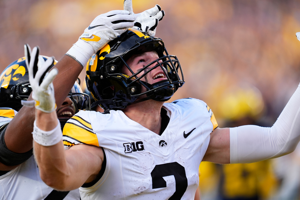 Iowa wide receiver Reece Vander Zee (2) celebrates his 16-yard touchdown reception against Michigan during the second half of an NCAA college football game in Ann Arbor, Mich., Saturday, Sept. 26, 2026. (AP Photo/Paul Sancya)