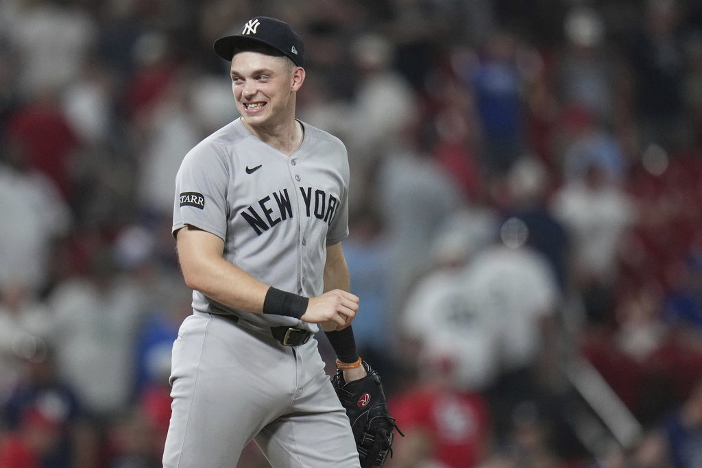 New York Yankees' Ben Rice celebrates a victory over the St. Louis Cardinals following a baseball game Saturday, Aug. 16, 2025, in St. Louis. (AP Photo/Jeff Roberson)