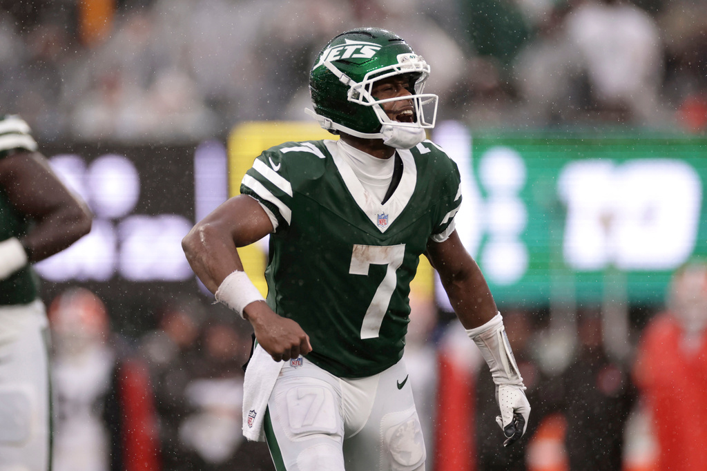New York Jets quarterback Geno Smith (7) celebrates after a touchdown during the second half of an NFL football game against the Cleveland Browns, Sunday, Oct. 11, 2026, in East Rutherford, N.J. (AP Photo/Adam Hunger)
