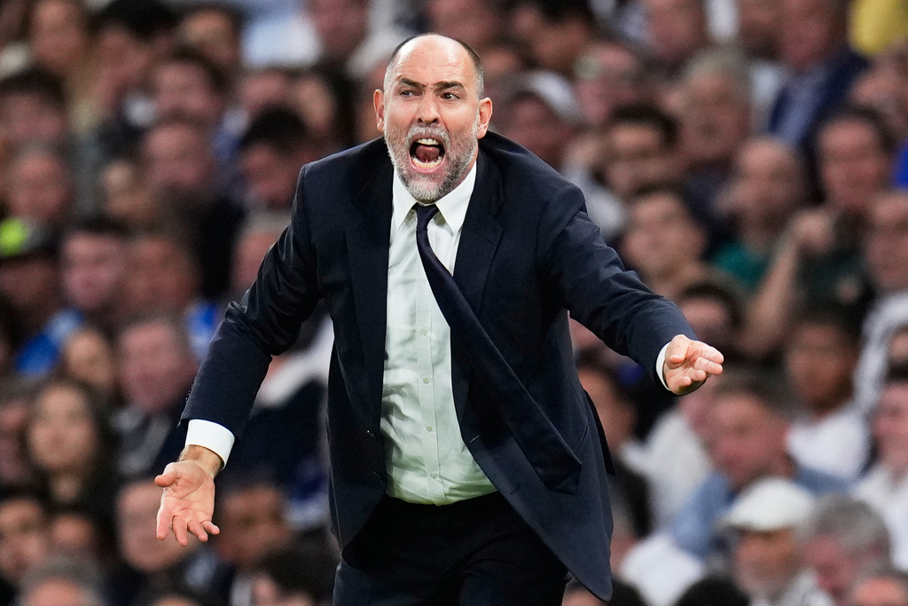 Juventus' head coach Igor Tudor shouts during the Champions League opening phase soccer match between Real Madrid and Juventus in Madrid, Spain, Wednesday, Oct. 22, 2025. (AP Photo/Manu Fernandez)