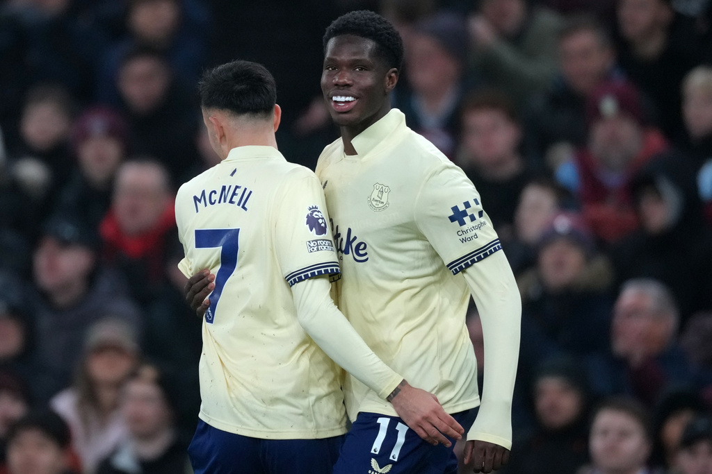 Everton's Thierno Barry, right, and Everton's Dwight McNeil celebrate scoring their side's first goal during the English Premier League soccer match between Aston Villa and Everton in Birmingham, Sunday, Jan. 18, 2026.(AP Photo/Dave Shopland)