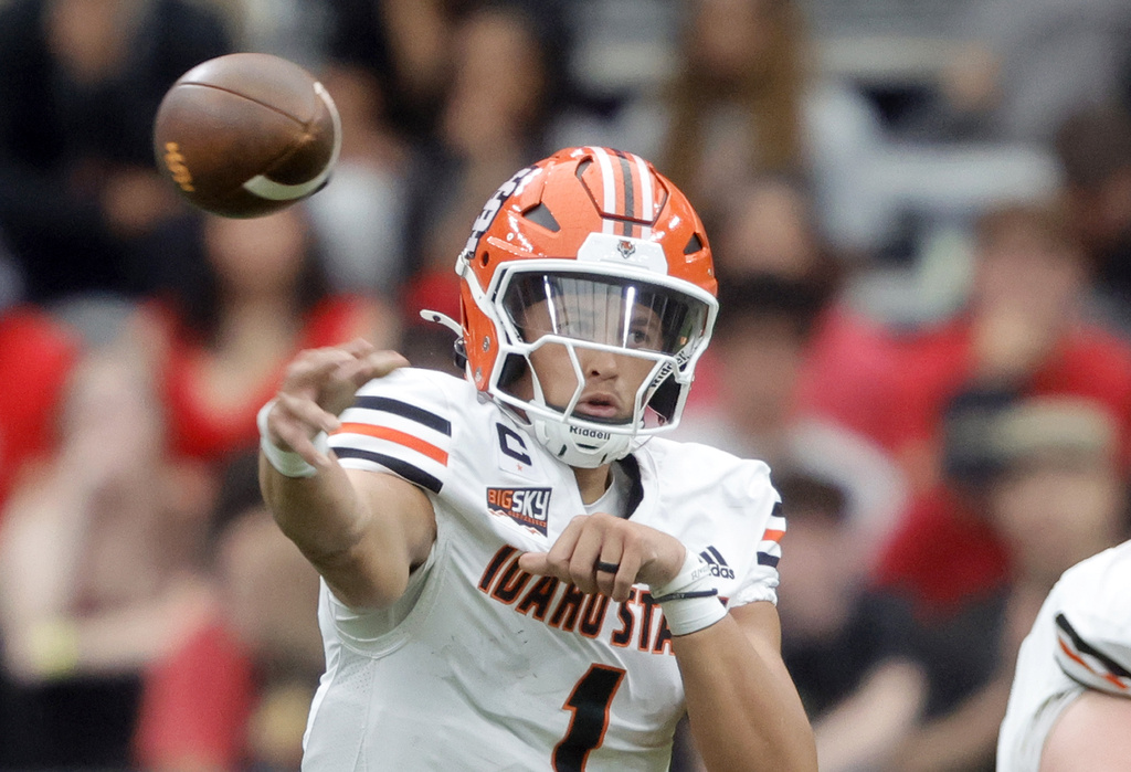 Idaho State quarterback Jordan Cooke passes the ball against UNLV during the first half of an NCAA college football game Saturday, Aug. 23, 2025, in Las Vegas. (Steve Marcus/Las Vegas Sun via AP)