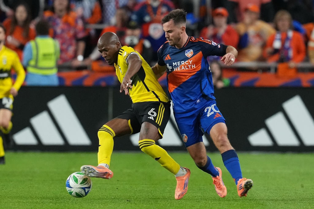 Columbus Crew midfielder Darlington Nagbe (6) controls the ball against FC Cincinnati midfielder Pavel Bucha (20) during the first half of Game 3 in the first round of MLS soccer's Eastern Conference playoffs, Saturday, Nov. 8, 2025, in Cincinnati.(AP Photo/Darron Cummings)