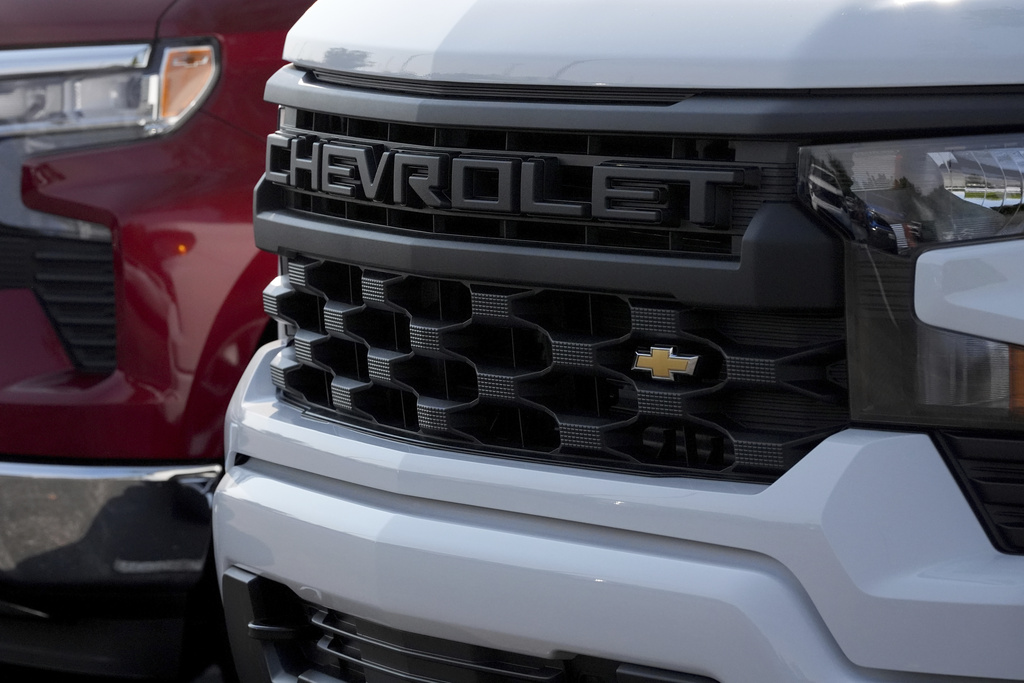 New General Motors vehicles sit on the lot of a Chevrolet dealer Thursday, Aug. 7, 2025, in Fenton, Mo. (AP Photo/Jeff Roberson)