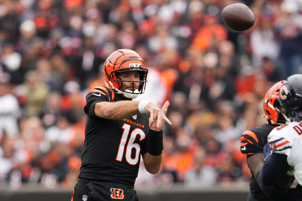 Cincinnati Bengals quarterback Joe Flacco (16) passes during the first half of an NFL football game against the Chicago Bears, Sunday, Nov. 2, 2025, in Cincinnati. (AP Photo/Jeff Dean)