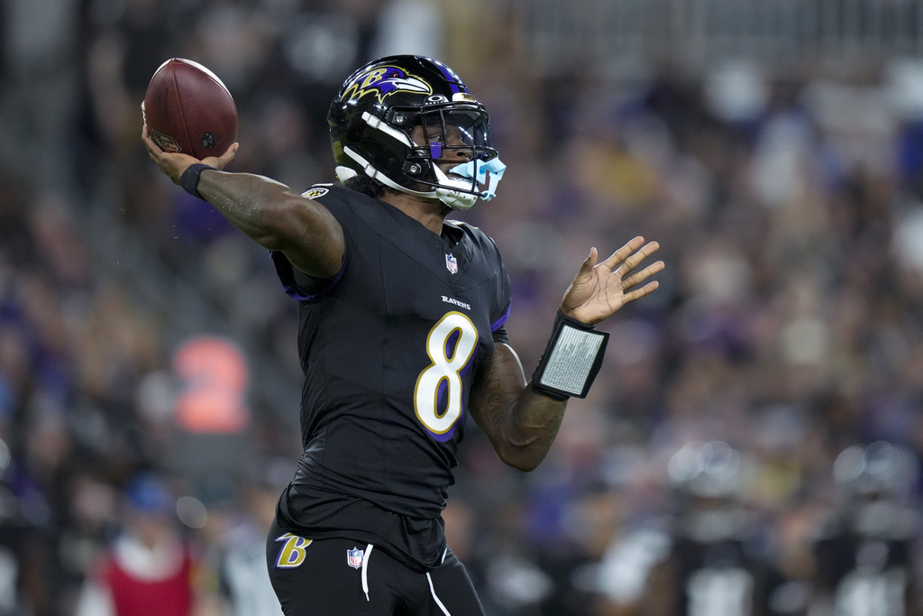 Baltimore Ravens quarterback Lamar Jackson throws a pass against the Detroit Lions during the second half of an NFL football game Monday, Sept. 22, 2025, in Baltimore. (AP Photo/Stephanie Scarbrough)