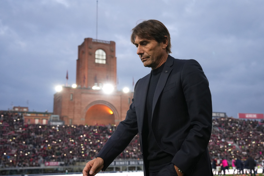 Napoli's head coach Antonio Conte leaves the pitch at the end of a Serie A soccer match between Bologna and Napoli, in Bologna, northern Italy, Sunday, Nov. 9, 2025. (Massimo Paolone/LaPresse via AP)