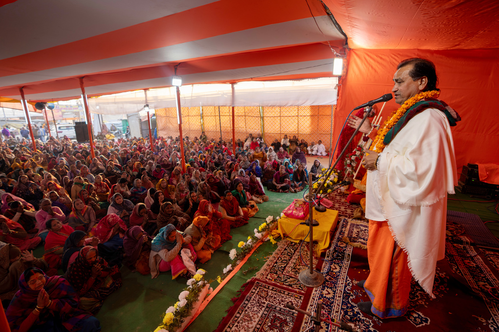 A Hindu holy delivers a discourse on the eve of Mauni Amavasya, a divine occasion in Hindu religious practice followed for honoring ancestors or forefathers, at the Sangam, the confluence of the Ganges, the Yamuna and the mythical Saraswati rivers, during the annual month long Hindu religious fair "Magh Mela" in Prayagraj, India, Saturday, Jan. 17, 2026. (AP Photo/Rajesh Kumar Singh)