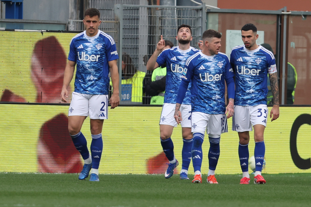 Como's Martin Baturina celebrates after scoring during the Serie A soccer match between Como and Pisa in Como, Italy, Sunday March 22, 2026. (Antonio Saia/LaPresse via AP)