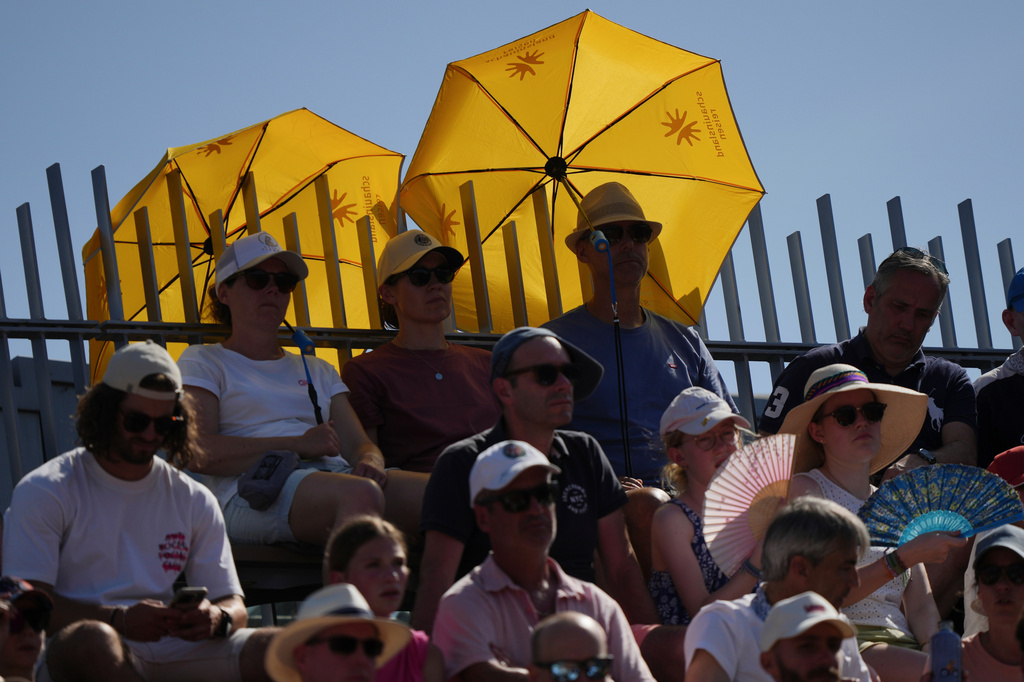 Spectators watch the first round men's singles tennis match between Casper Ruud of Norway and Roman Safiullin of Russia at the French Open tennis tournament in Paris, Monday, May 25, 2026. (AP Photo/Aurelien Morissard)