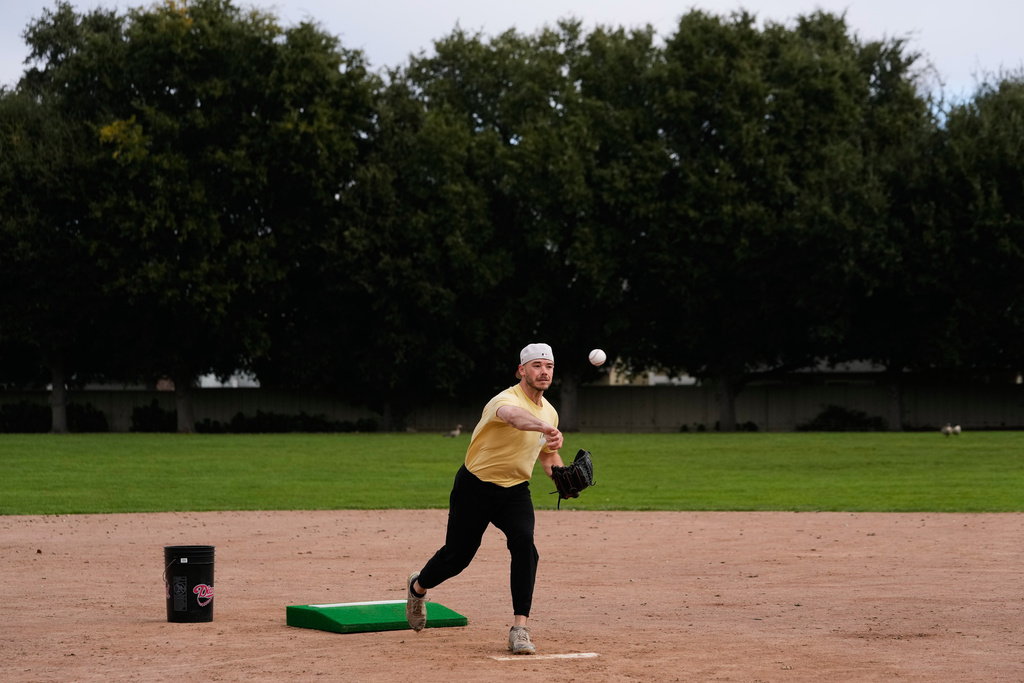 Daulton Jefferies throws a pitch while working out at Heather Farms Park in Walnut Creek, Calif., Saturday, Dec. 13, 2025. (AP Photo/Godofredo A. Vásquez)