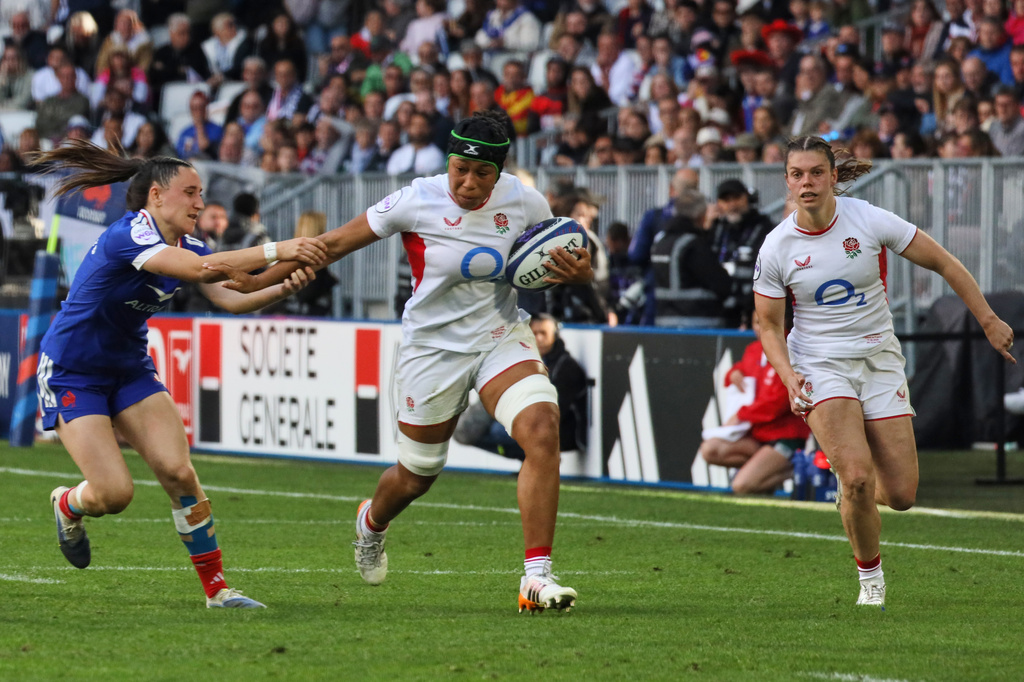 England's Sadia Kabeya runs with the ball during the Six Nations rugby union match between France and England in Bordeaux, Sunday, May 17, 2026. (AP Photo/Yohan Bonnet)