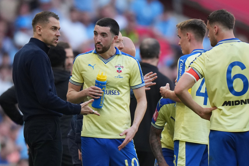 FILE - Southampton's coach Tonda Eckert, left, talks to his players during the FA Cup semifinal soccer match between Manchester City and Southampton in Manchester, England, Saturday, April 25, 2026. (AP Photo/Kin Cheung, File)