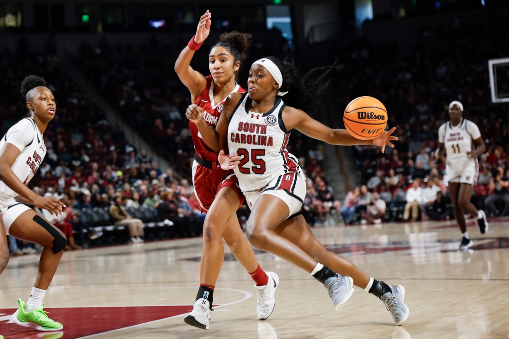 South Carolina guard Raven Johnson (25) drives to the basket against Alabama guard Diana Collins during the first half of an NCAA college basketball game in Columbia, S.C., Thursday, Jan. 1, 2026. (AP Photo/Nell Redmond)
