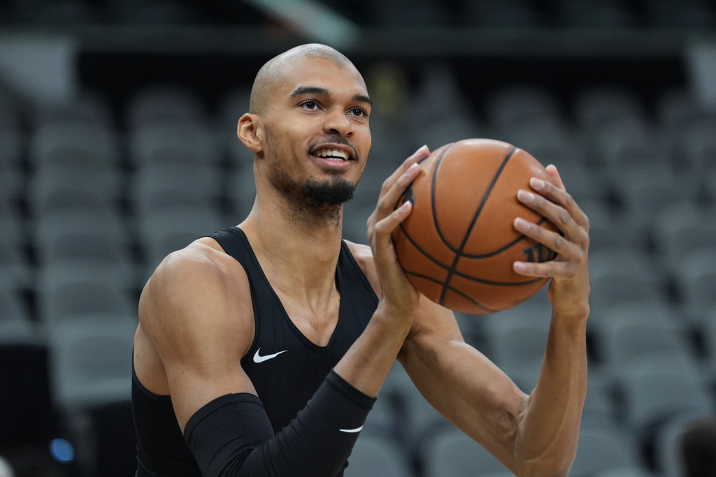 San Antonio Spurs forward Victor Wembanyama reveals a freshly shaved head as he warms up before an NBA basketball game against the Milwaukee Bucks in San Antonio, Thursday, Jan. 15, 2026. (AP Photo/Eric Gay)