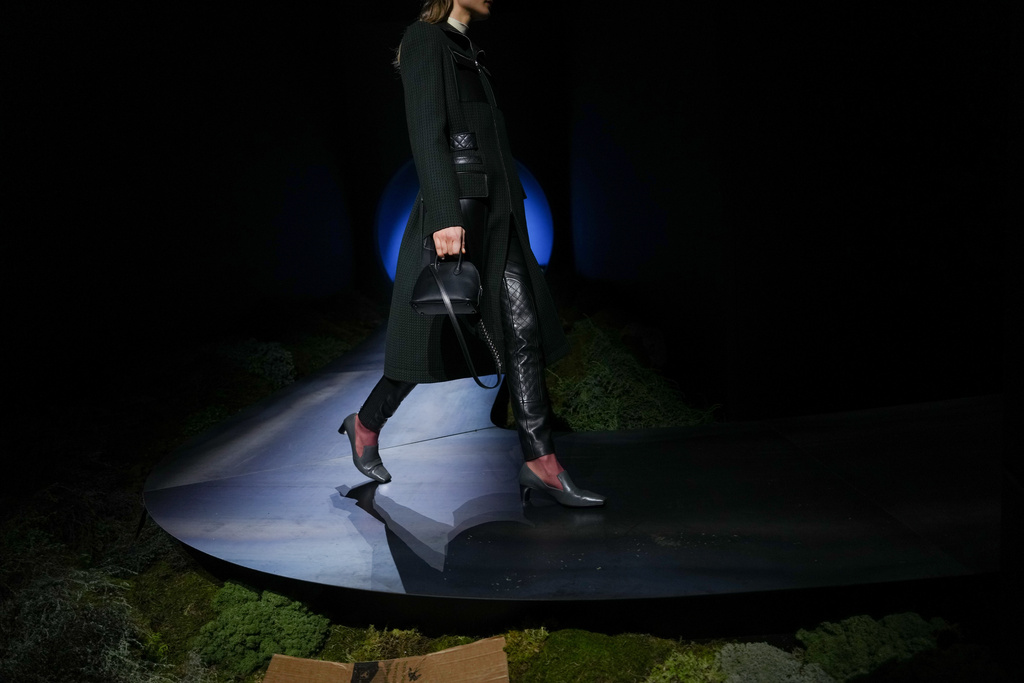 A model wears a creation as part of the Hermes Fall/Winter 2026-2027 Women's collection presented in Paris, Saturday, March 7, 2026. (AP Photo/Aurelien Morissard)