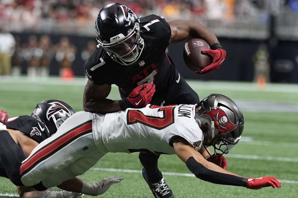 Atlanta Falcons running back Bijan Robinson (7) runs the ball during the second half of an NFL football game against the Tampa Bay Buccaneers, Sunday, Sept. 7, 2025, in Atlanta. (AP Photo/Mike Stewart)