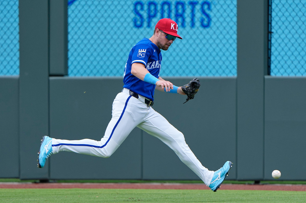 Kansas City Royals right fielder Lane Thomas chases a single hit by St. Louis Cardinals' Alec Burleson during the fifth inning of a baseball game Sunday, June 21, 2026, in Kansas City, Mo. (AP Photo/Charlie Riedel)