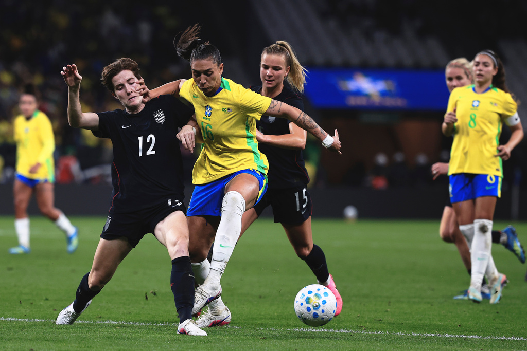 Brazil's Bia Zaneratto, center, battles for the ball with United States' Tierna Davidson, left, and Claire Hutton during an international friendly women's soccer match in Sao Paulo, Brazil, Saturday, June 6, 2026. (AP Photo/Ettore Chiereguini)
