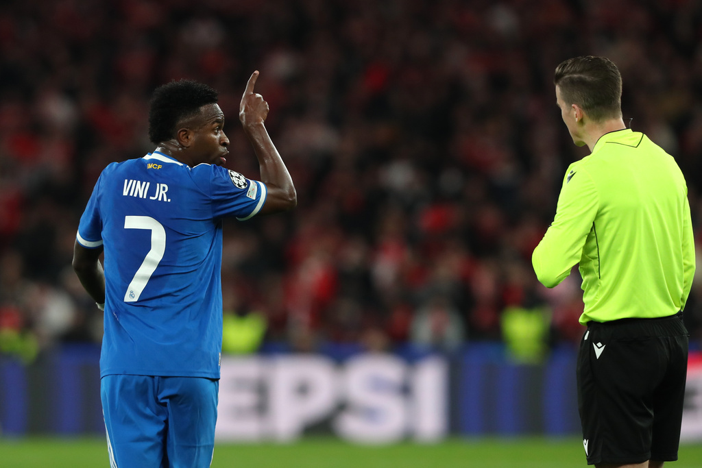 Real Madrid's Vinicius Junior argues with referee François Letexier after scoring the opening goal during a Champions League playoff soccer match between SL Benfica and Real Madrid in Lisbon, Portugal, Tuesday, Feb. 17, 2026. (AP Photo/Pedro Rocha)
