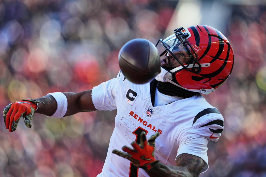 Cincinnati Bengals wide receiver Ja'Marr Chase (1) is unable to complete a pass during the first half of an NFL football game against the Baltimore Ravens, Sunday, Dec. 14, 2025, in Cincinnati. (AP Photo/Jeff Dean)