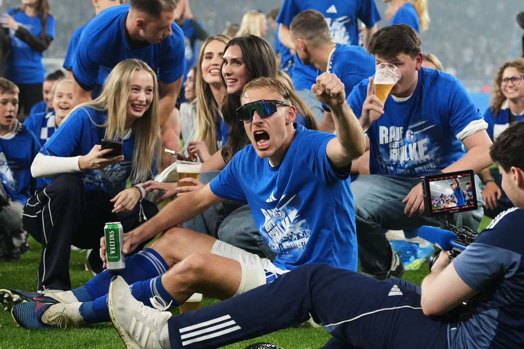 Schalke's Timo Becker, center, celebrates at the end of the German Bundesliga 2 soccer match between FC Schalke 04 and Fortuna Duesseldorf in Gelsenkirchen, Germany, Saturday, May 2, 2026. (AP Photo/Martin Meissner)