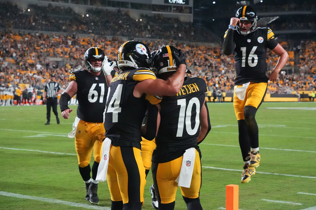 Pittsburgh Steelers running back Max Hurleman, left, wide receiver Kaden Wetjen (10) and quarterback Drew Allar (16) celebrate Wetjen's touchdown catch in the second half of a preseason NFL football game against the Green Bay Packers in Pittsburgh, Thursday, Aug. 13, 2026. (AP Photo/Gene J. Puskar)