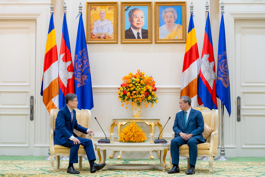 In this photo released by Agence Kampuchea Press (AKP), Cambodian Prime Minister Hun Manet, right, talks with South Korean Foreign Minister Cho Hyun, left, during a meeting in Phnom Penh, Cambodia, Monday, Nov. 10, 2025. (AKP via AP)