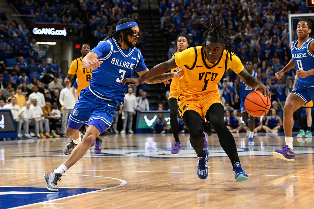Saint Louis' Trey Green (3) defends against Virginia Commonwealth's Nyk Lewis (1) during the first half of an NCAA college basketball game, Friday, Feb. 20, 2026, in St. Louis. (AP Photo/Lexie Knight)