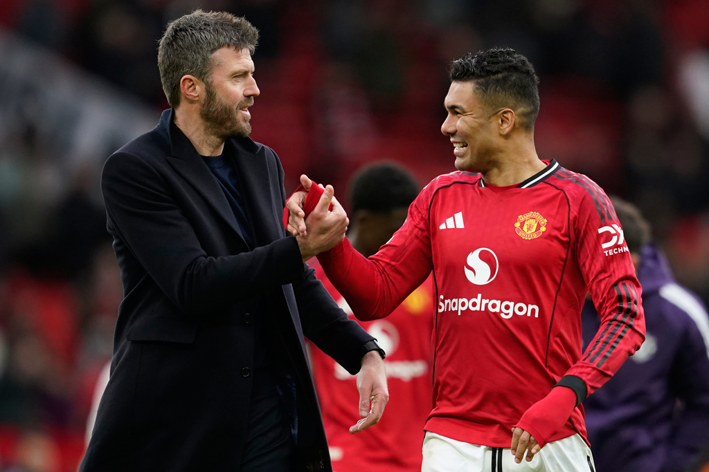 Manchester United's coach Michael Carrick and Casemiro walk off the pitch after during the Premiier League soccer match between Manchester United and Aston Villa in Manchester, England, Sunday, March 15, 2026. (AP Photo/Dave Thompson)