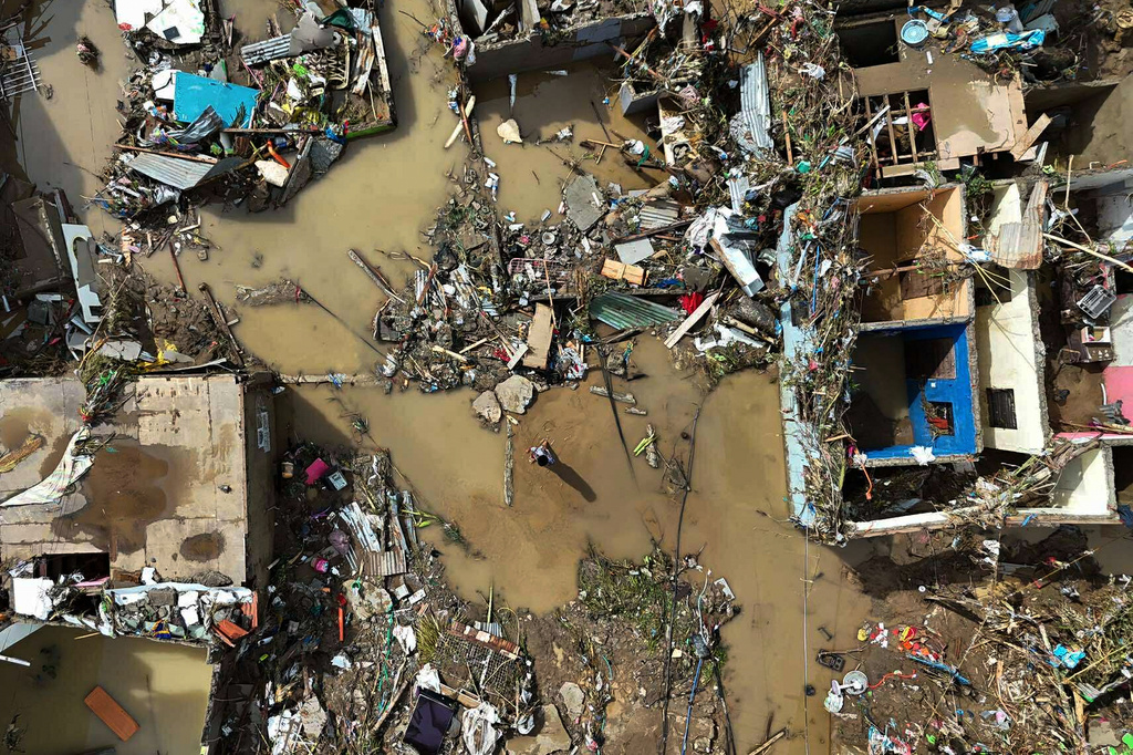 Residents return to what remains of their homes after Typhoon Kalmaegi caused devastation in communities along the Mananga River in Talisay City, Cebu province, central Philippines, Wednesday, Nov. 5, 2025. (AP Photo/Jacqueline Hernandez)
