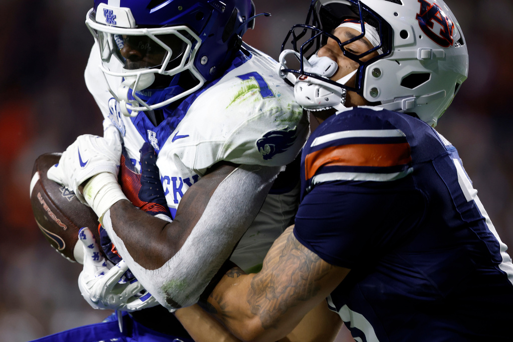 Kentucky linebacker Daveren Rayner (7) breaks up a pass intend for Auburn tight end Preston Howard (15) during the first half of an NCAA college football game, Saturday, Nov. 1, 2025, in Auburn, Ala. (AP Photo/Butch Dill)
