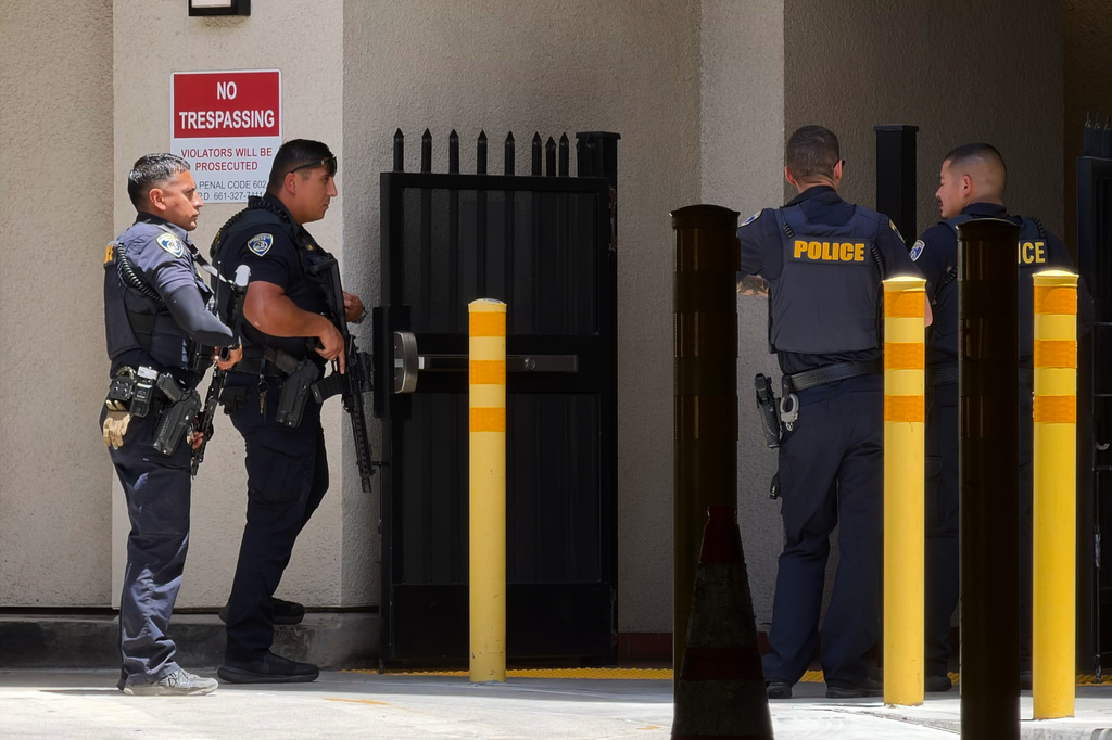 Police officers respond after a man barricaded himself inside a bank on Tuesday, June 2, 2026, in Bakersfield, Calif. (Jacob, Dad’s Gone Live via AP)
