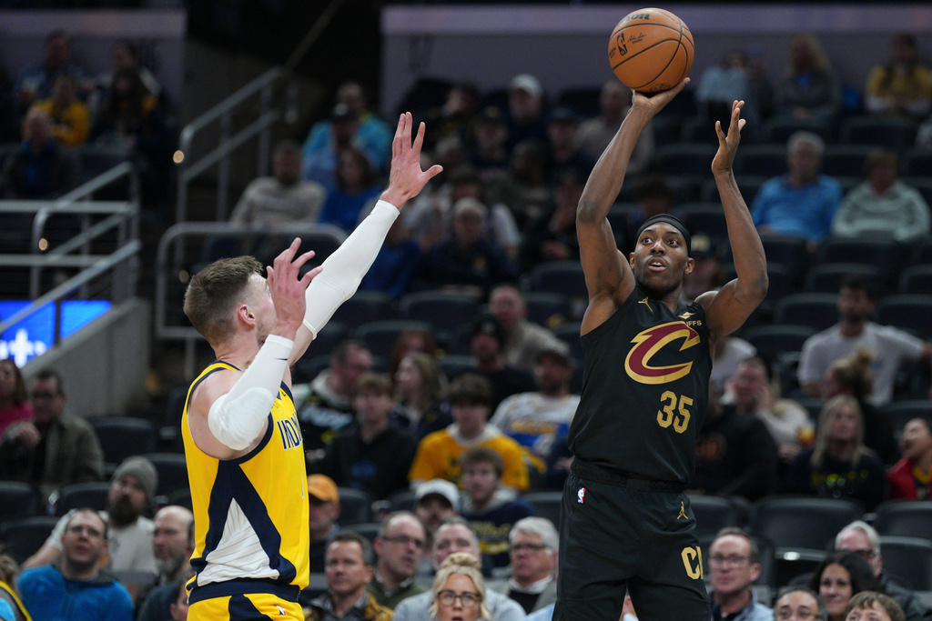 Cleveland Cavaliers forward Nae'qwan Tomlin, right, shoot in front of Indiana Pacers center Micah Potter during the first half of an NBA basketball game in Indianapolis, Tuesday, Jan. 6, 2026. (AP Photo/AJ Mast)