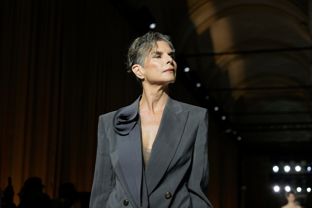 A model wears a creation as part of the Giorgio Armani Spring/Summer 2026 collection show in Milan, Italy, Sunday, Sept. 28, 2025. (AP Photo/Luca Bruno)